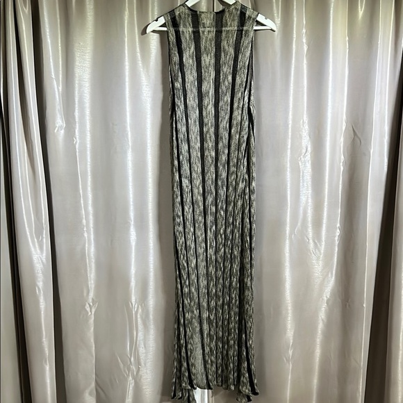 LuLaRoe Black and Gray Sleeveless Kimono Vest - Picture 4 of 5